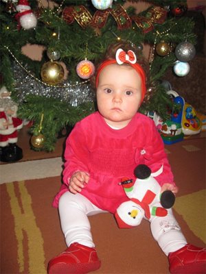 Здравейте,
пише ви майката на малката Божидара, която тази година за пръв път празнува Коледа. Точно на този хубав празник малката ни принцеса отпразнува и своята 11-та месечинка и с трепет очаква своя рожден ден. Много ще бъда щастлива ако тя озари страниците на вестника който тати всеки ден чете и по този начин го изненадаме.
Снимка Маруся Иванова