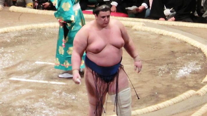 Аояма губи на сумо в Осака