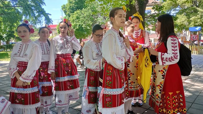 230 пеят и танцуват в "Прослав", празникът започна (Снимки)