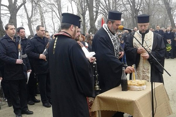 Бургаски свещеници отслужиха заупокойна молитва в памет на Васил Левски, загинал преди 144 г.