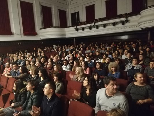 Дом на културата "Искър" в София се напълни за благотворителния концерт 