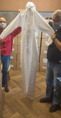 Защитните костюми, които турското консулство дари на общината.