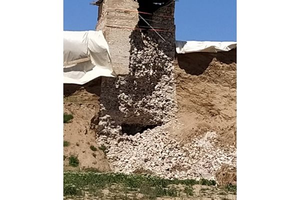 Под рухналата стена може да е останал някой иманяр, тревожи се археологът. 