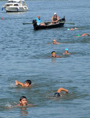 Над 100 души преплуваха Дунав при Свищов в рамките на 63-то масово преплуване на река Дунав СНИМКА: БУЛФОТО
