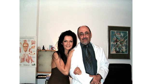 Д-р Бари Фурнаджиев с Галена в кабинета му. 
