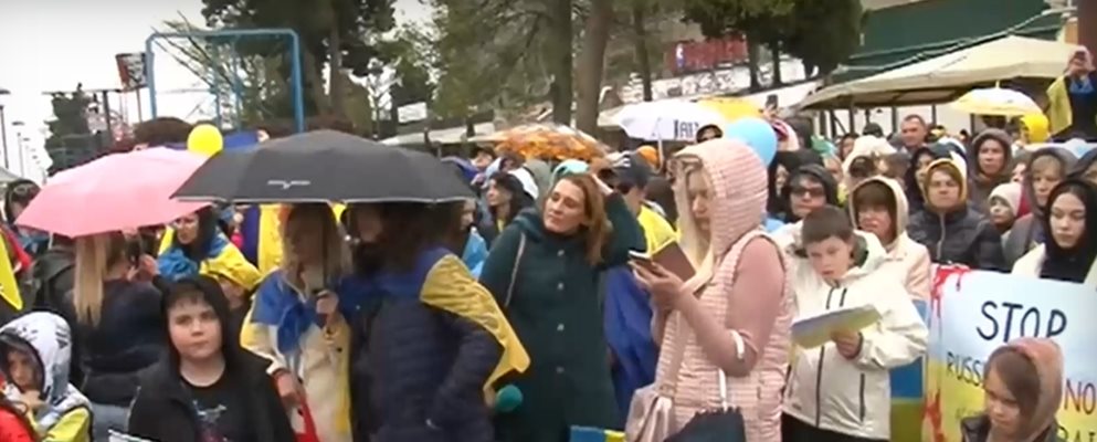 Украинци с шествие в Слънчев бряг от благодарност към оказаната им помощ