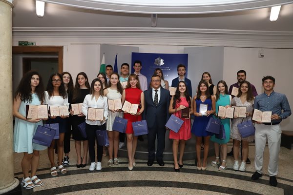 Двама пловдивски ученици получиха национални награди за пълни отличници
