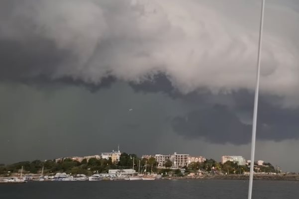 Бурята в Бургас влязла и в домовете, изтръгвала врати, чупила прозорци (Видео, снимки)