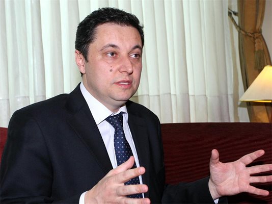 Яне Янев: Експрезидентът да губи правата си, ако стане партиен шеф