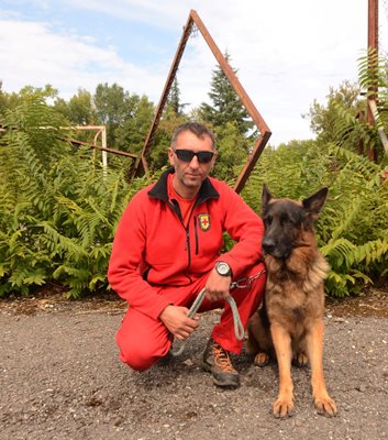 Иван Тушев с кучето Ектор