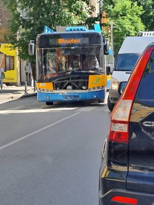 Тролей и лека кола се сблъскаха в София 
Снимка: 24 часа