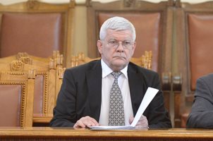 "Възраждане" към министър Вътев: "Оставка". Той: Не сте ме назначили вие, за да я искате