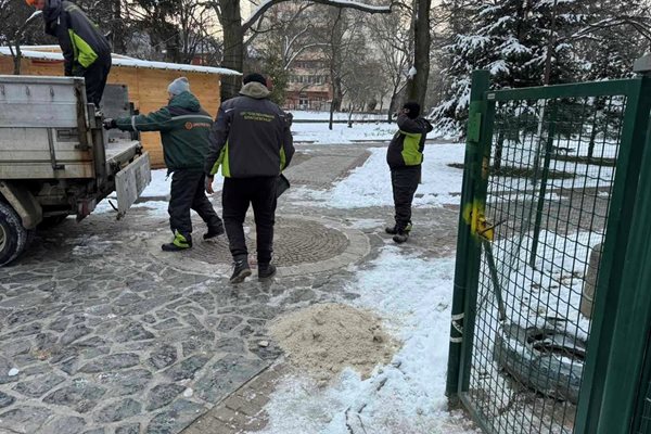 90 тона сол разхвърлени срещу леда по улиците в Благоевград.