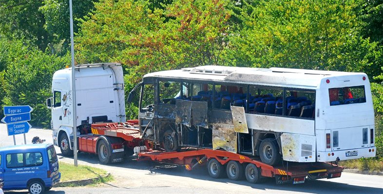 Автобусът бе напълно унищожен от мощния взрив