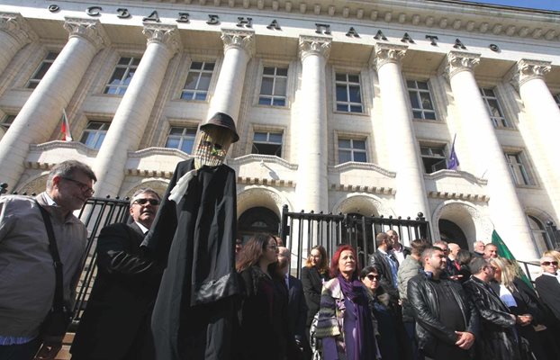 Адвокати от София се събраха на протест пред Съдебната палата Снимка: Юлиан Савчев