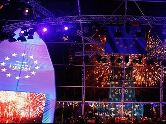 Светлинно шоу украси края на тържеството в чест на влизането в сила на Лисабонския договор.
СНИМКИ: РОЙТЕРС