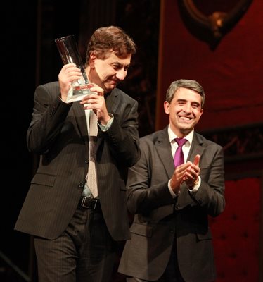 Спирос Номикос получи от президента Плевнелиев наградата за мениджър на годината.