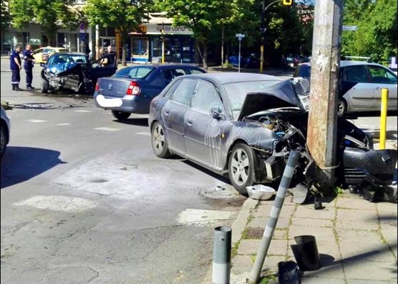 Петима абитуриенти пострадаха при катастрофа в София, пешеходка загина при друг пътен инцидент