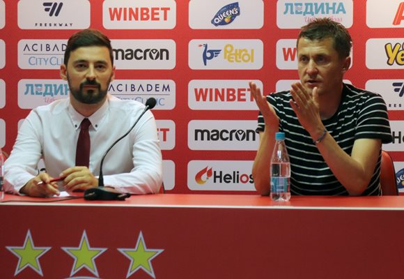 Саша Илич говори на пресконференцията преди мача с "Левски". Снимка: Румяна Тонева