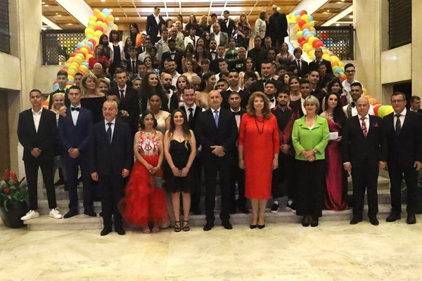 Домакините на събитието президента Румен Радев и съпругата му Деси заедно с празнуващите абитуриенти и официалните гости