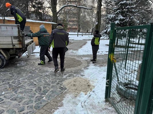 90 тона сол разхвърлени срещу леда по улиците в Благоевград.