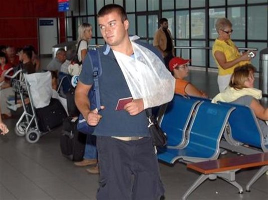 Битият фен на "Левски" пристига на летище София вчера, след като от клуба направиха жест и го прибраха с чартъра с футболистите.
СНИМКА: ПИЕР ПЕТРОВ