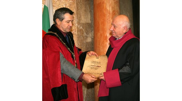 29.11 2006 г. Ректорът проф. Боян Биолчев връчва на Георги Мишев наградата за литература на СУ.