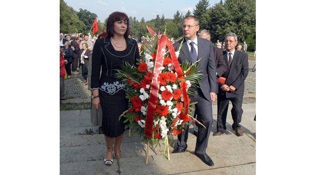 9.9.2009 г. Корнелия Нинова и Сергей Станишев подносят венец на Братската могила. Днес това е невъзможно, май...
