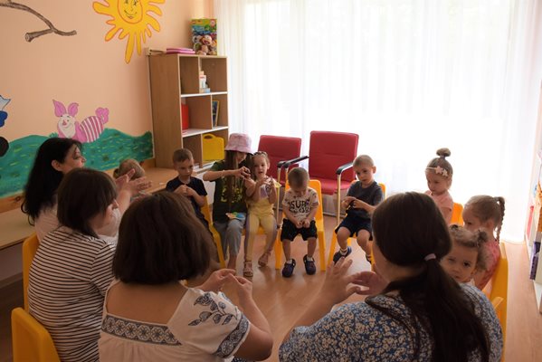 Украинските деца по време на занимания в новия център.