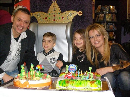 Крум и Мая заедно с децата си на рождения им ден, който отпразнуваха в четвъртък вечерта. Тогава Крум-младши и Катрин навършиха 5 години. 
СНИМКИ: ЛИЧЕН АРХИВ