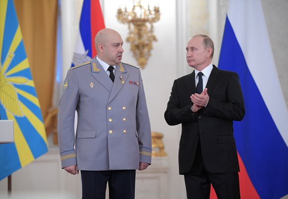 Путин и генерал-полковник Сергей Суровикин присъстват на церемония по връчване на държавните награди за военнослужещи, воювали в Сирия.