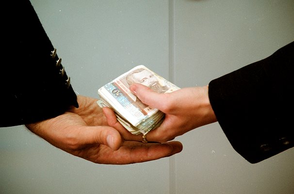 12% от българите са давали и вземали подкуп, според данни от социологическо проучване на БАН.