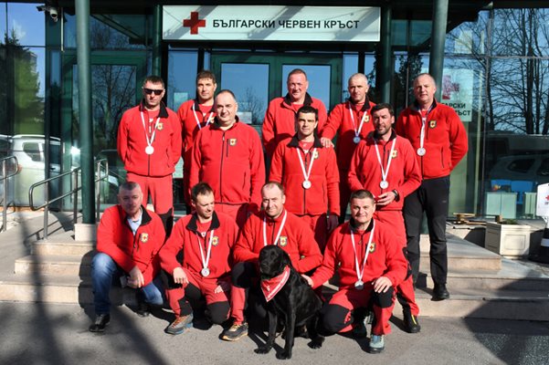 12-те планински спасители, които бяха в Турция, с медалите от президента Румен Радев.