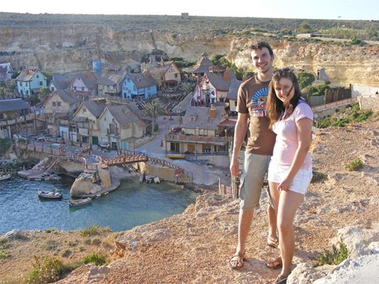 Ивайло се снима със съпругата си Миряна на една от скалите в Малта. Зад тях се виждат къщите в града.