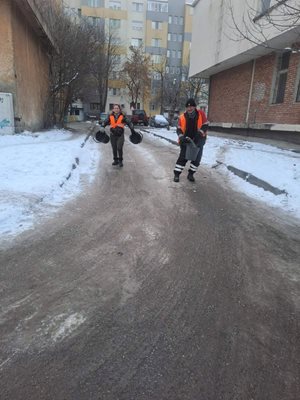 90 тона сол разхвърлени срещу леда по улиците в Благоевград.