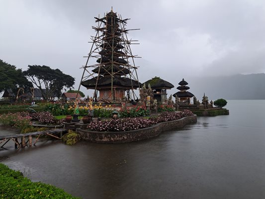 Един от най-известните храмове на остров Бали е “Улун Дану Беретан”.