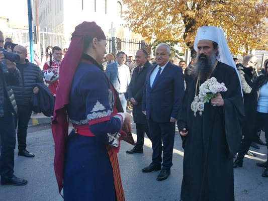 Хиляди жители на Гоце Делчев и региона се стекоха днес на централния площад, за да посрещнат патриарх Даниил.