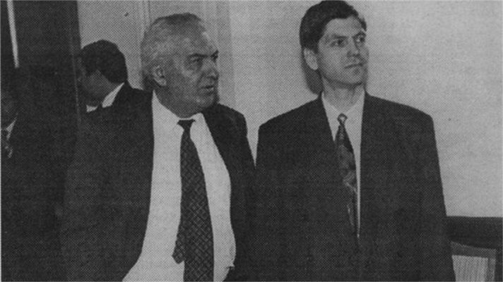 Премиерът Жан Виденов и министърът на промишлеността Климент Вучев (вляво).