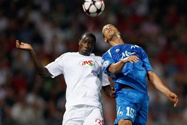 Защитникът на “Левски” Шакиб Бензукан (вдясно) се бори с нападателя на “Дебрецен” Адамо Кулибали при загубата на “сините” 0:2 в Будапеща снощи.
СНИМКА: РОЙТЕРС