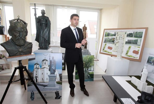 Д-р Милен Врабевски показва част от проектите за визията на паметник на цар Самуил