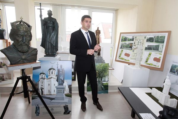 Д-р Милен Врабевски показва част от проектите за визията на паметник на цар Самуил