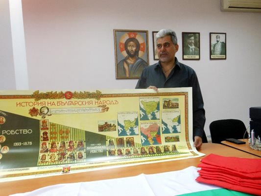 Доц.Михов с патриотично помагало по история, което ВМРО дарява на търновските училища