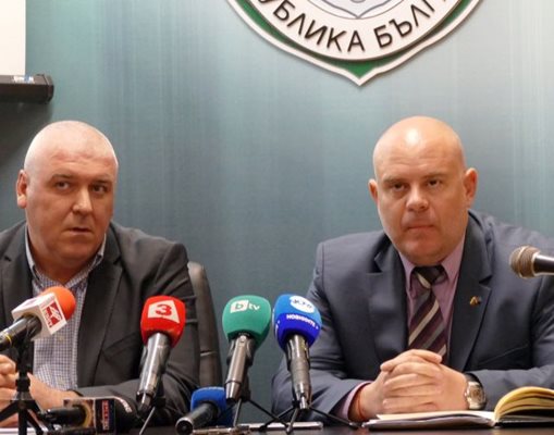 Директорът на ГДБОП Ивайло Спиридонов и шефът на спецпрокуратурата Иван Гешев разказаха подробности за разследването.