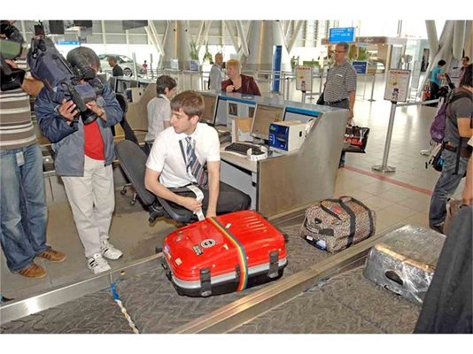 1. Служител на авиокомпанията чекира куфара и той тръгва по лентите.