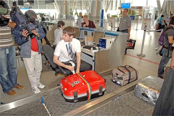 1. Служител на авиокомпанията чекира куфара и той тръгва по лентите.