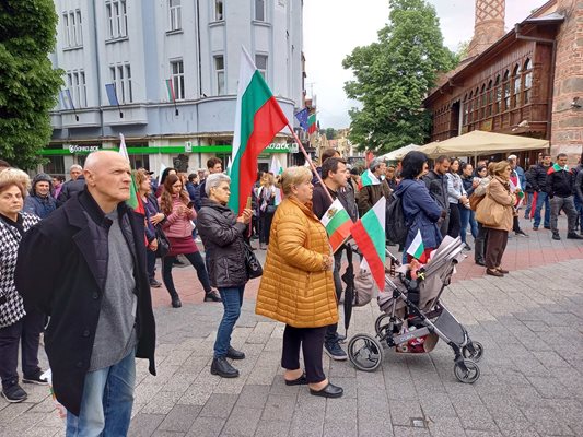 Участниците в Похода за мир и неутралилет в Пловдив бяха стотина души.