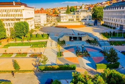 Реновираният площад в Асеновград.