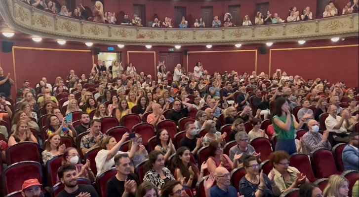 Препълнената зала в продължение на две вечери на театъра в Пирея е доказателство за интереса към пловдивския "Одисей". Кадри и видео: Деси Шишманова, БНТ-Пловдив