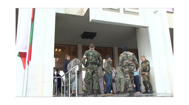 Членове на т.н. воински съюз "Васил Левски" дойдоха да подкрепят подсъдимите.