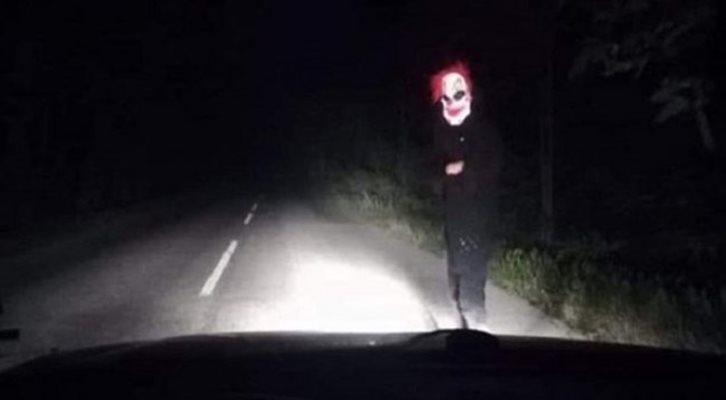 Клоунът плаши, когато е тъмно
